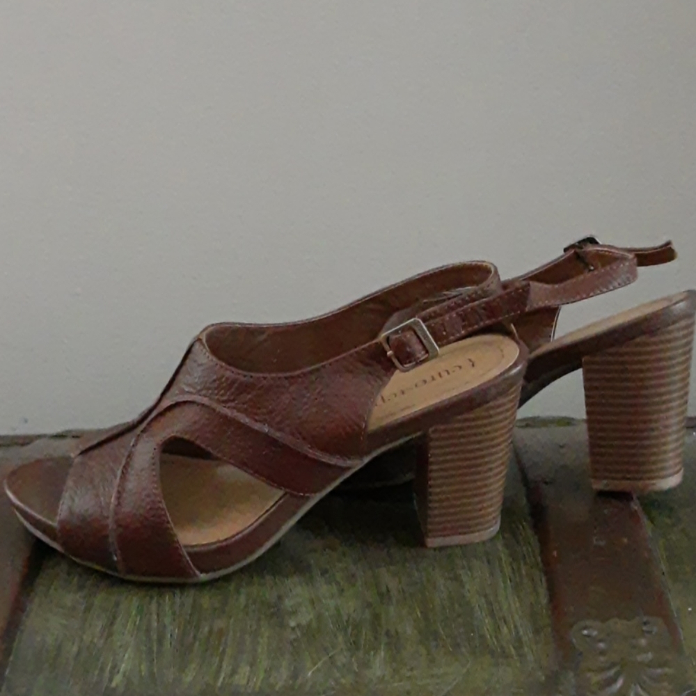 Size 8 Women's Eurostep block chunky heel sandals